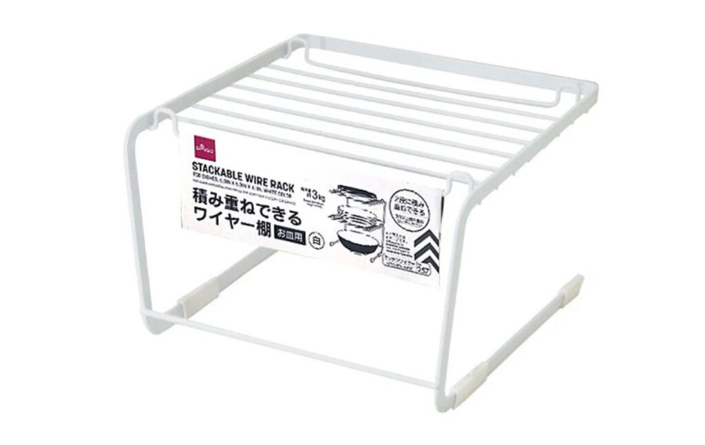 セリア・ダイソーの食器棚グッズ。キッチンでワイヤーラックを使う